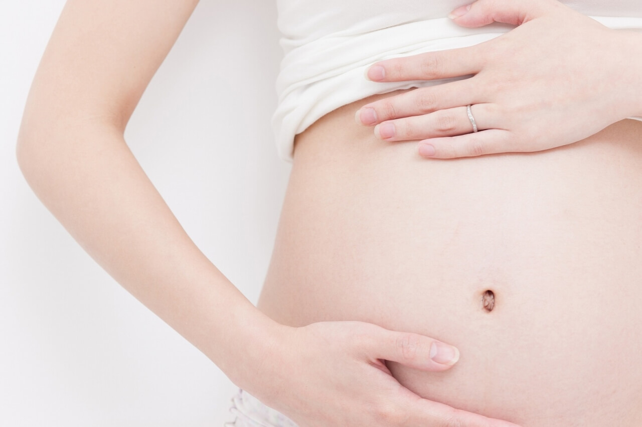Беременность боли выше пупка. Пупок у беременных на ранних.